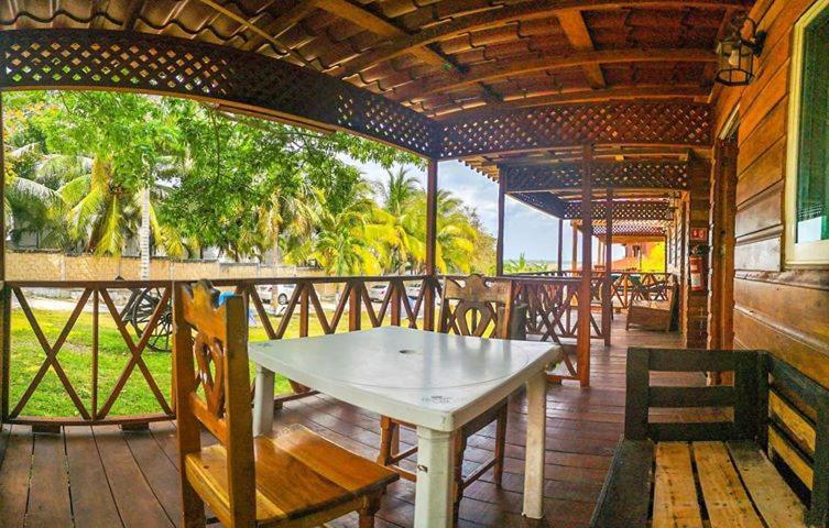 Green Monkey Hostel บากาลาร์ ภายนอก รูปภาพ